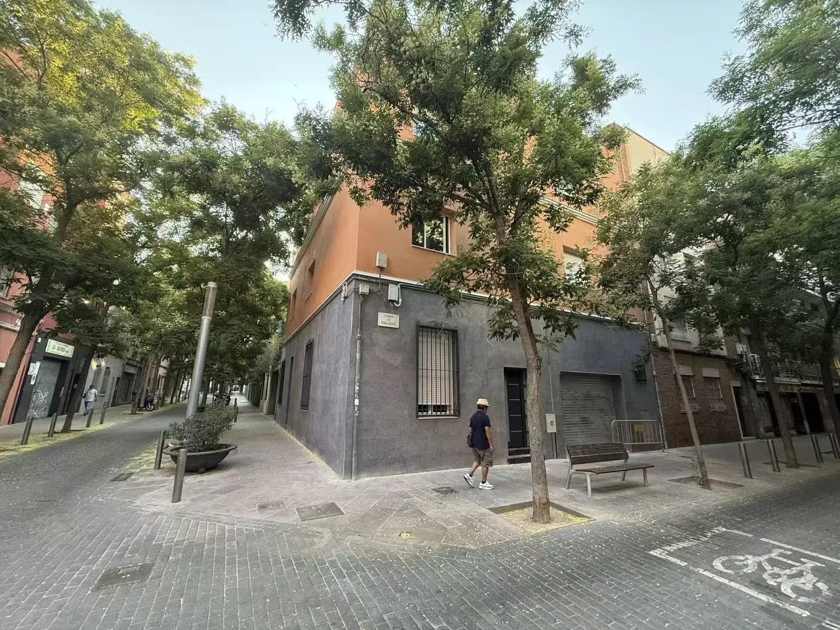 Instalación de Puerta Interior en la zona de Fabra y Puig