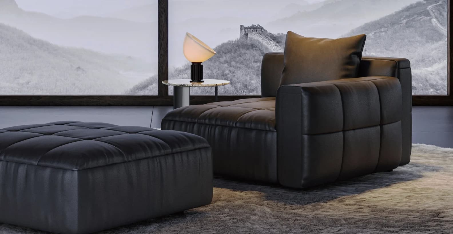 Sofá de piel con reposapiés en un salón con ventanales