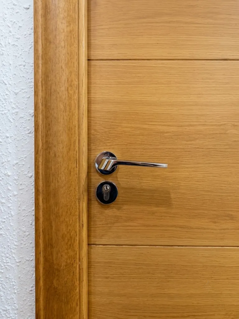 Detalle de la puerta instalada