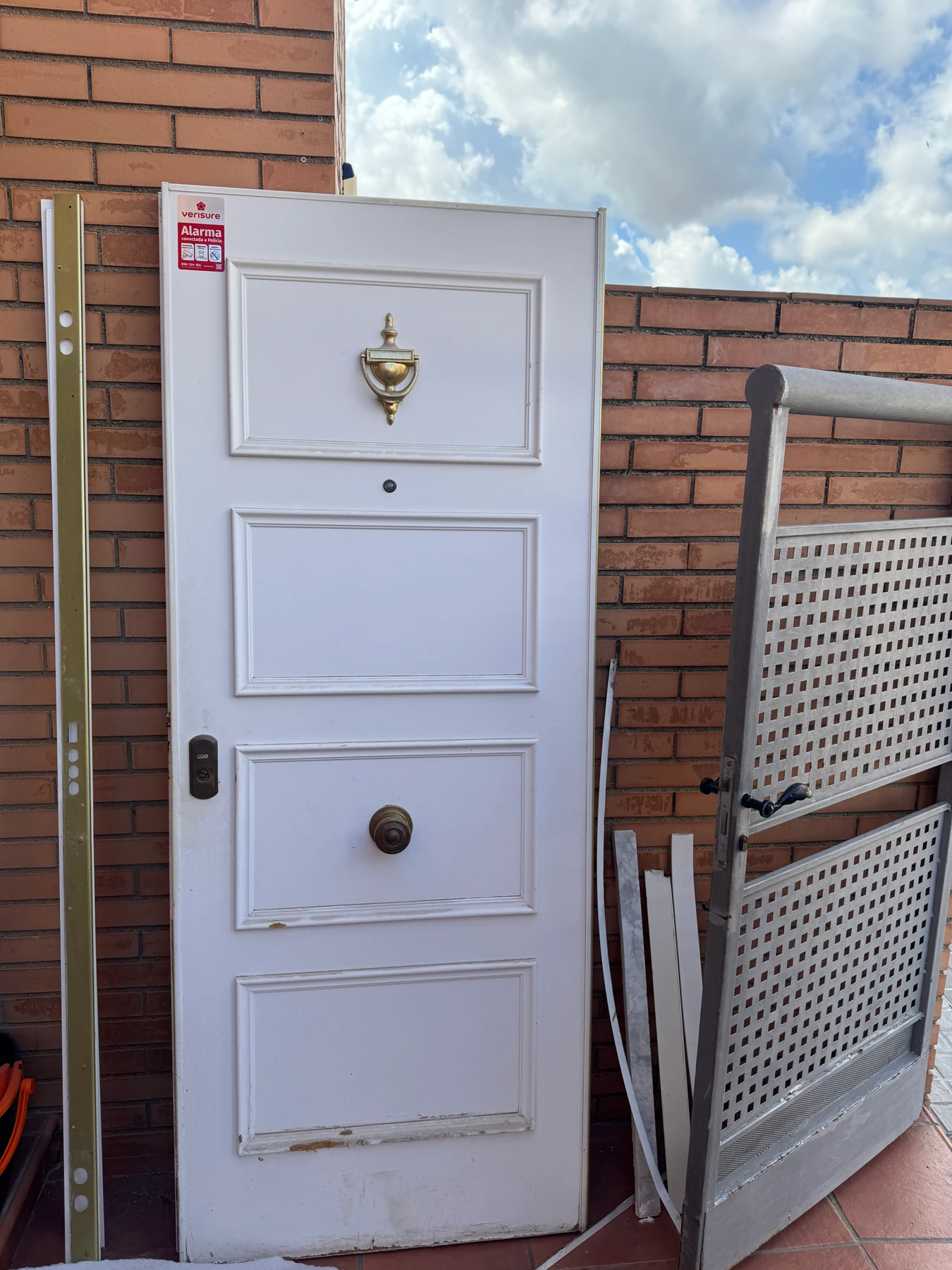 Puerta anterior retirada antes de la nueva instalación en Badalona