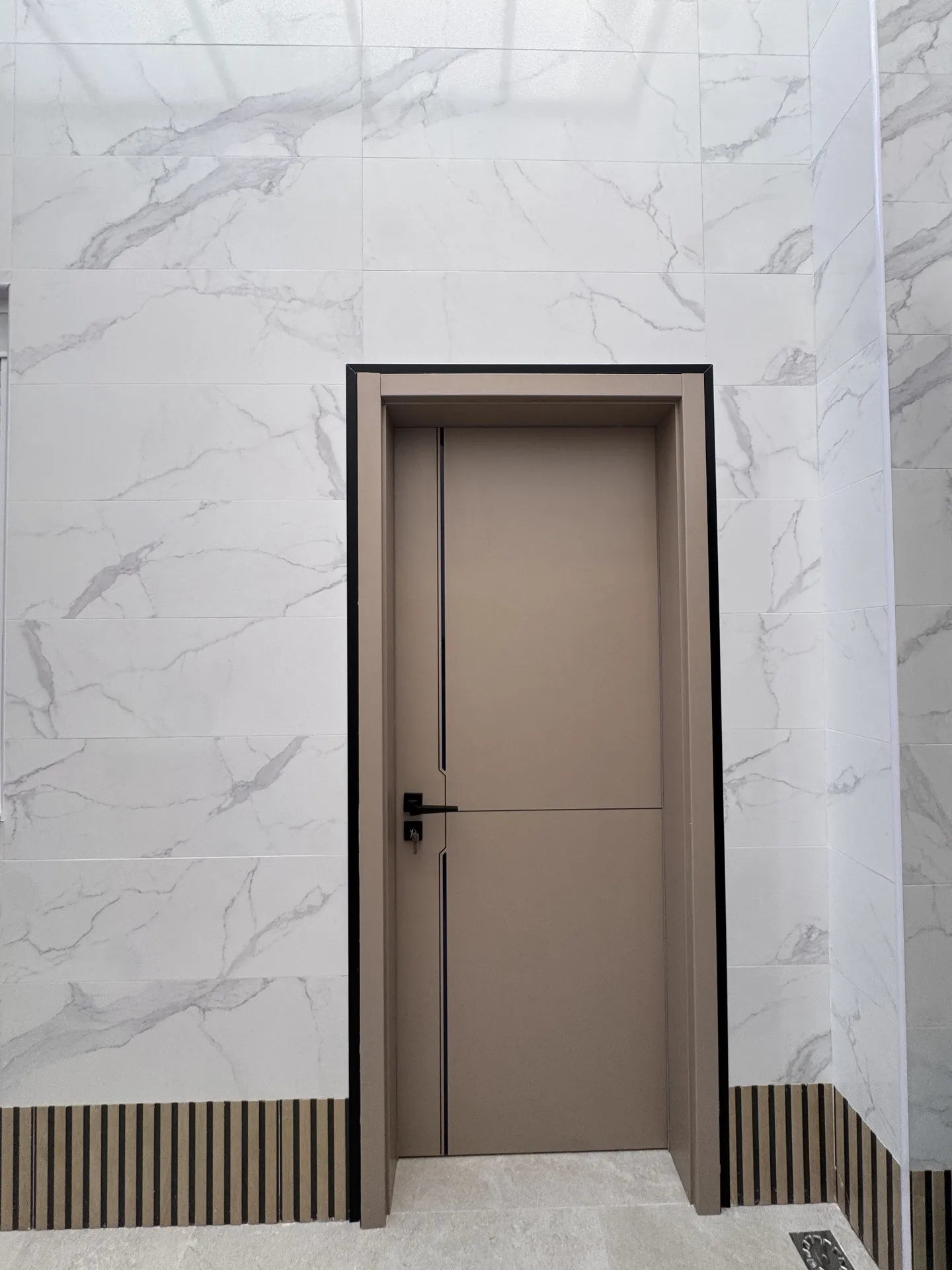Puerta de interior instalada