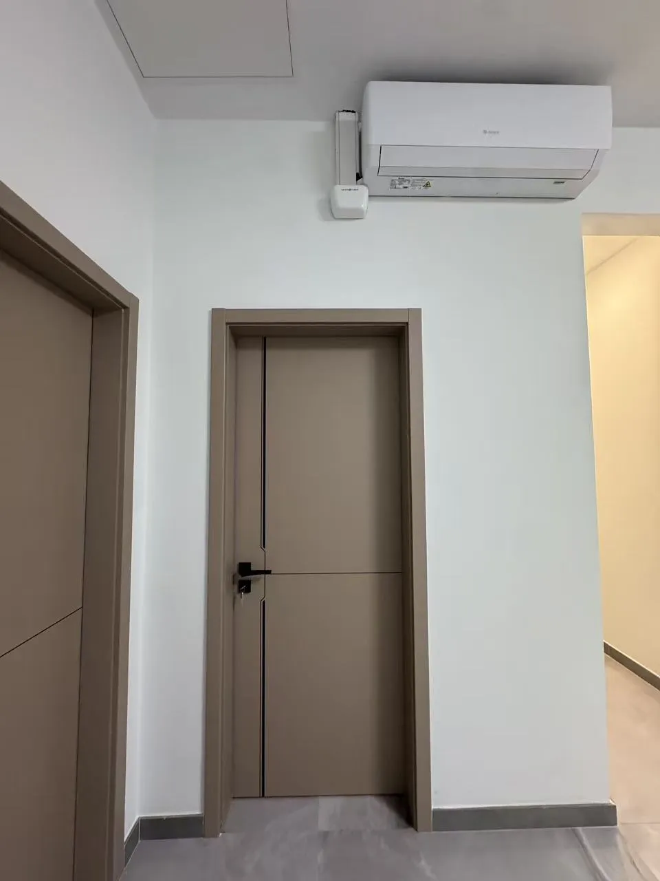 Detalle de la puerta instalada