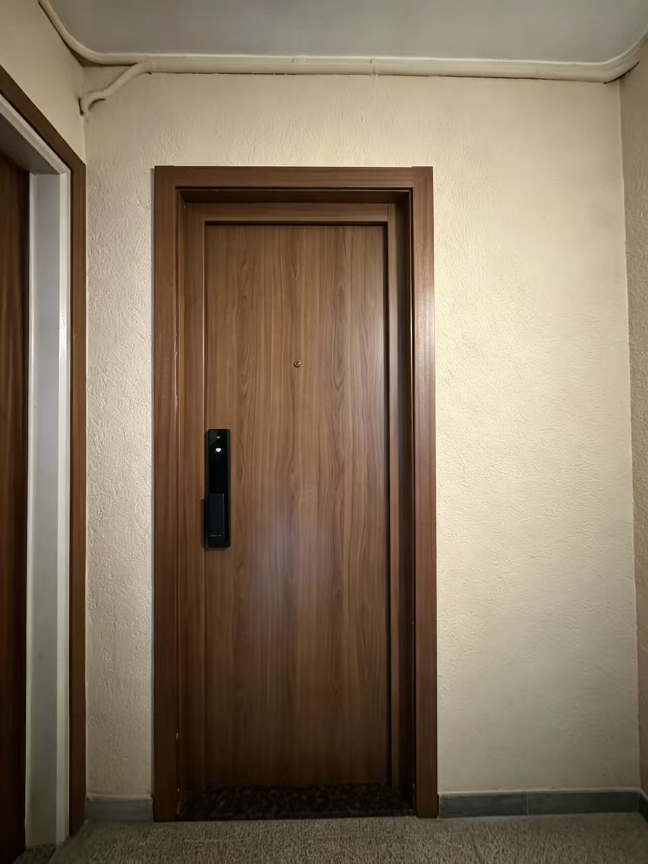 Puerta con Cerradura Inteligente Integrada en L’Hospitalet