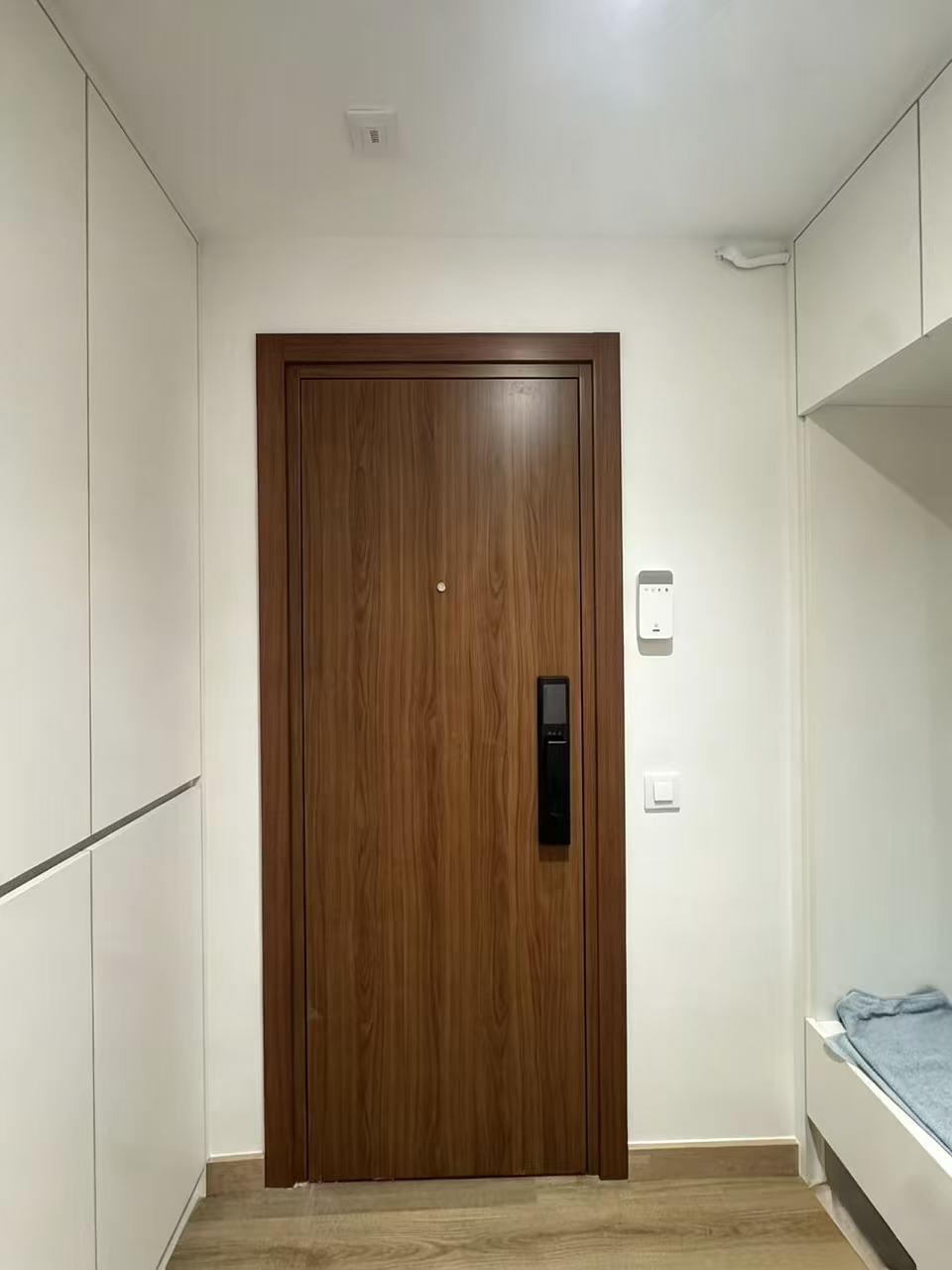 Vista interior de la puerta con cerradura inteligente integrada