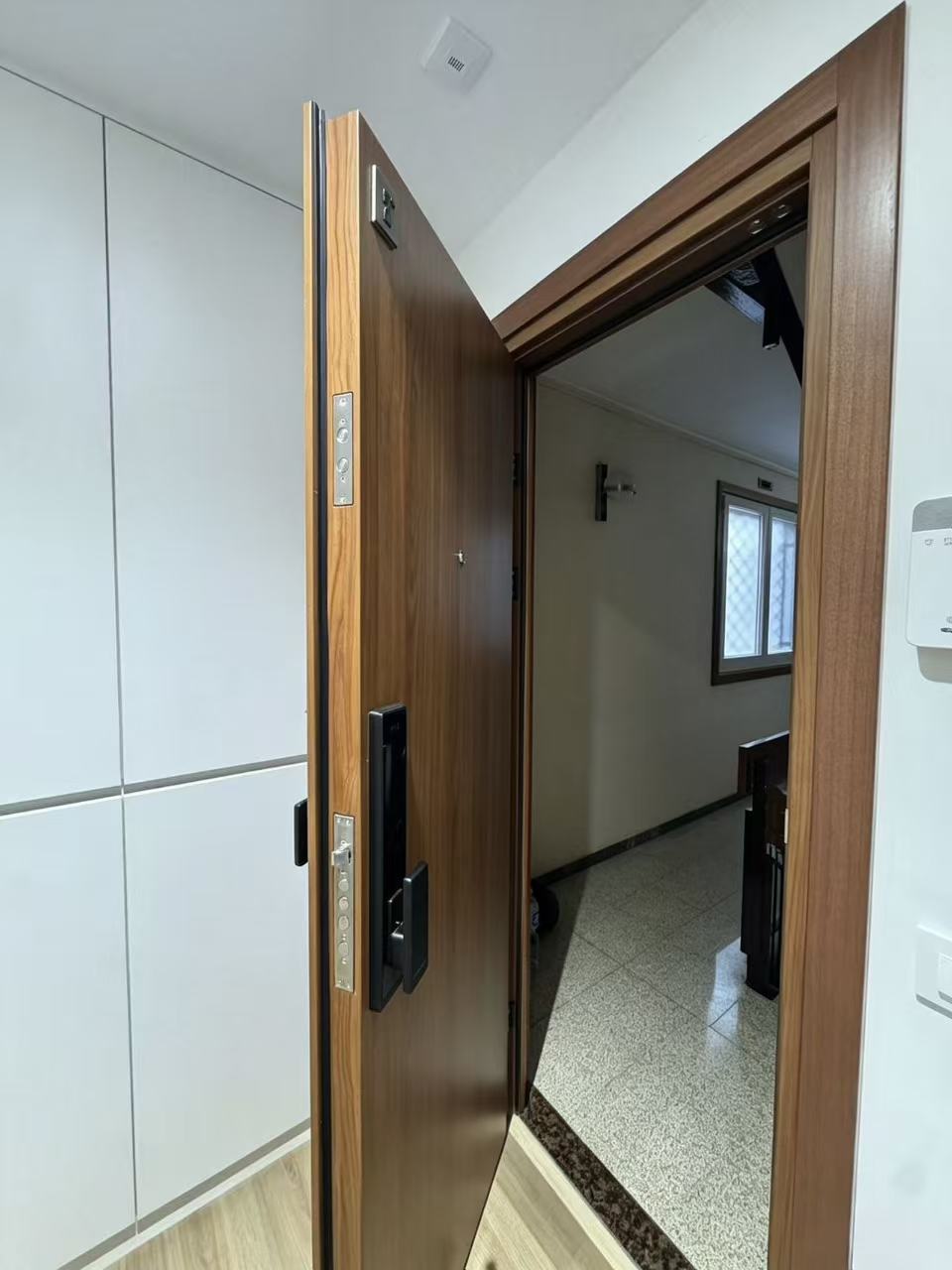 Detalle del grosor y los cierres de la puerta de seguridad WONLY
