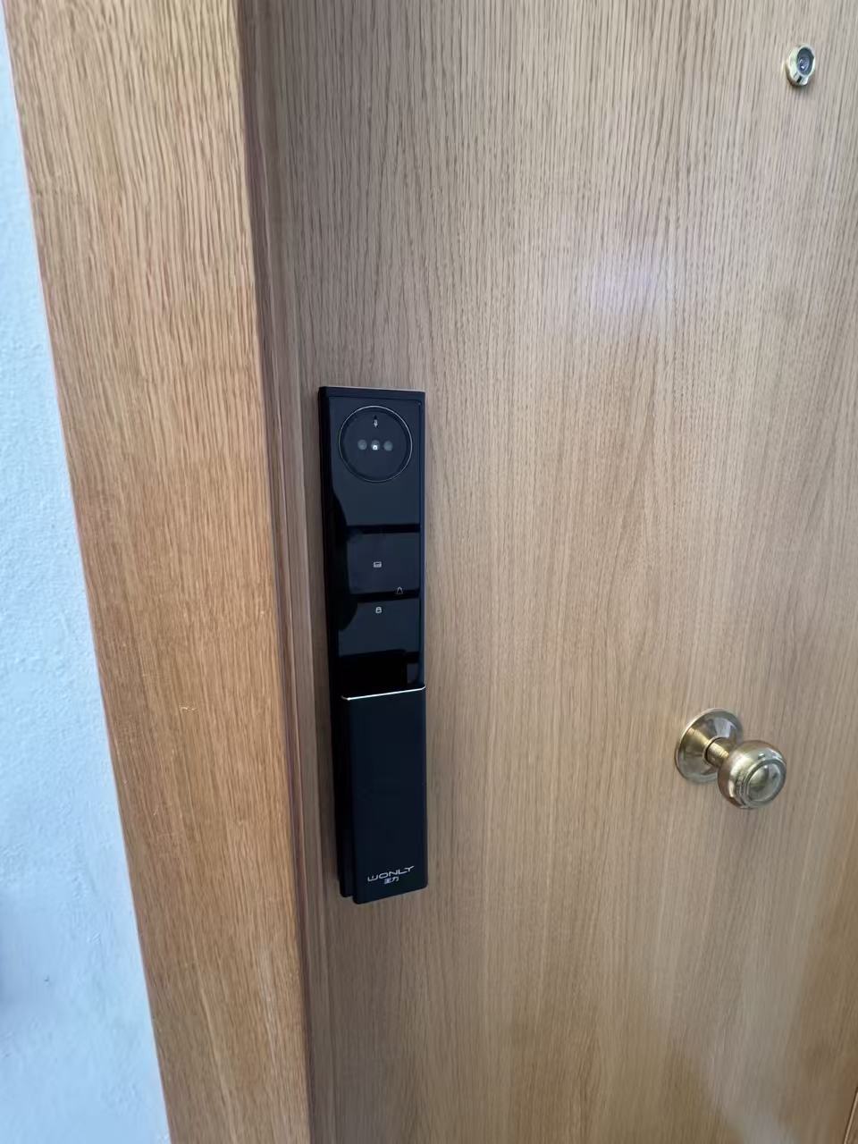 Detalle de la cerradura inteligente WONLY instalada