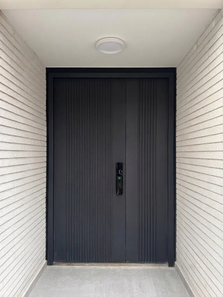 Detalle de la puerta instalada en Montgat