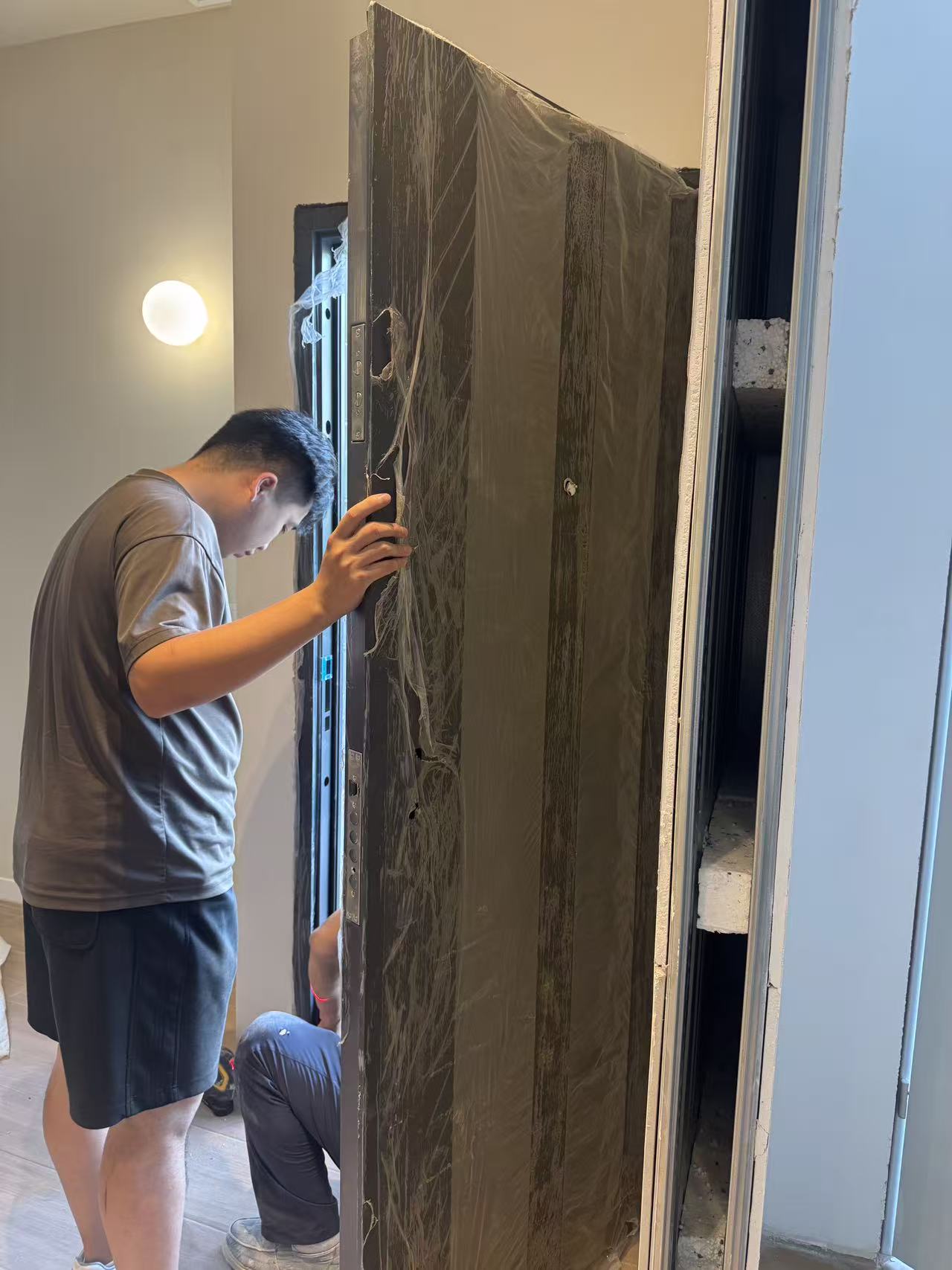 Proceso de montaje de una puerta de seguridad en el seminario