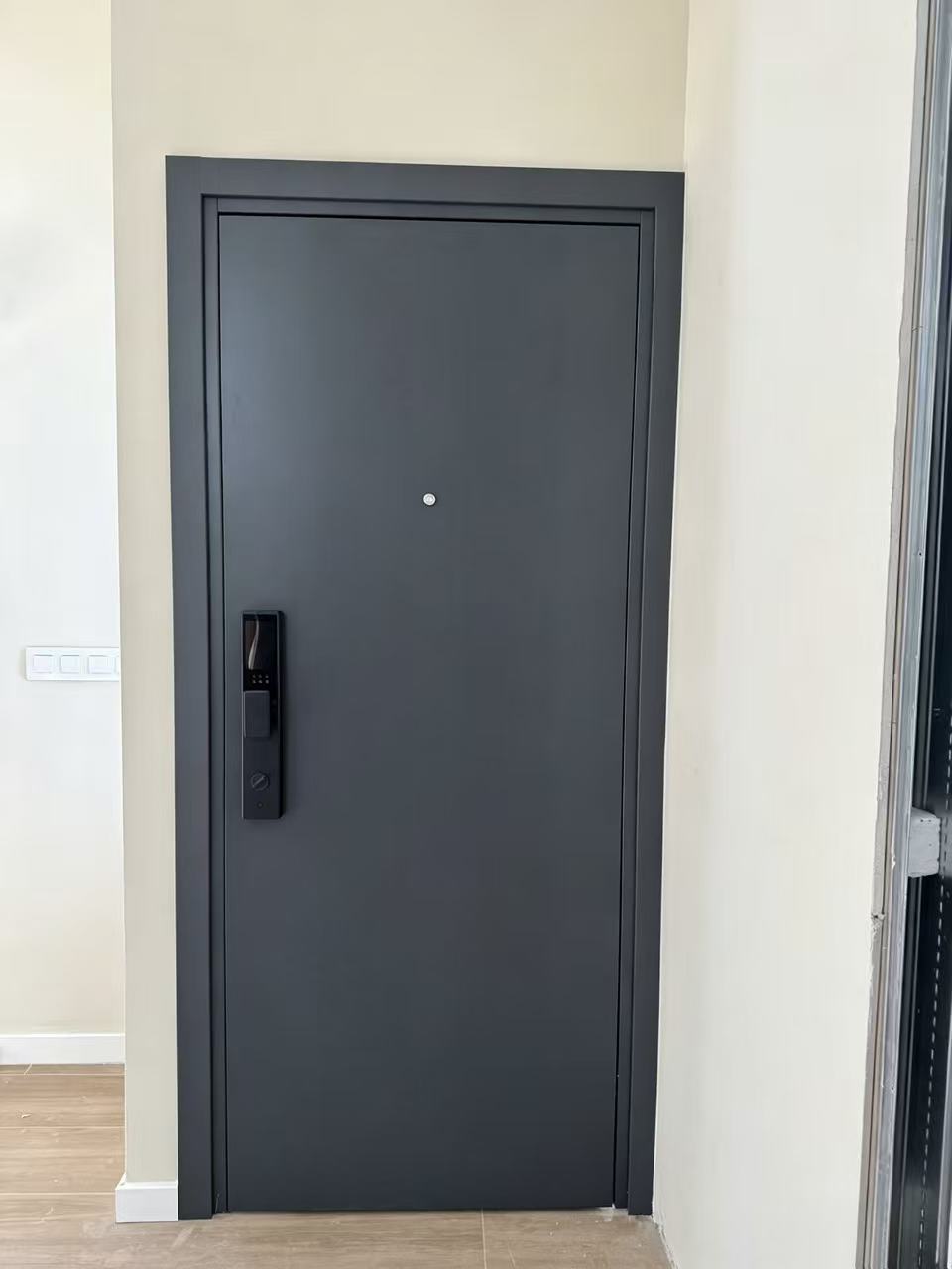 Vista interior de la puerta con cerradura inteligente