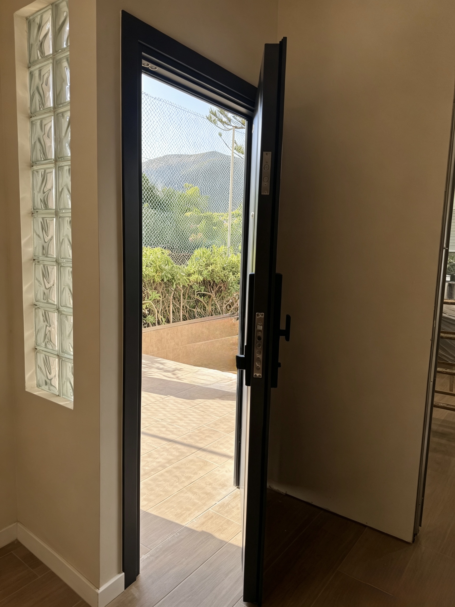 Puerta de entrada del seminario abierta, vista desde el interior