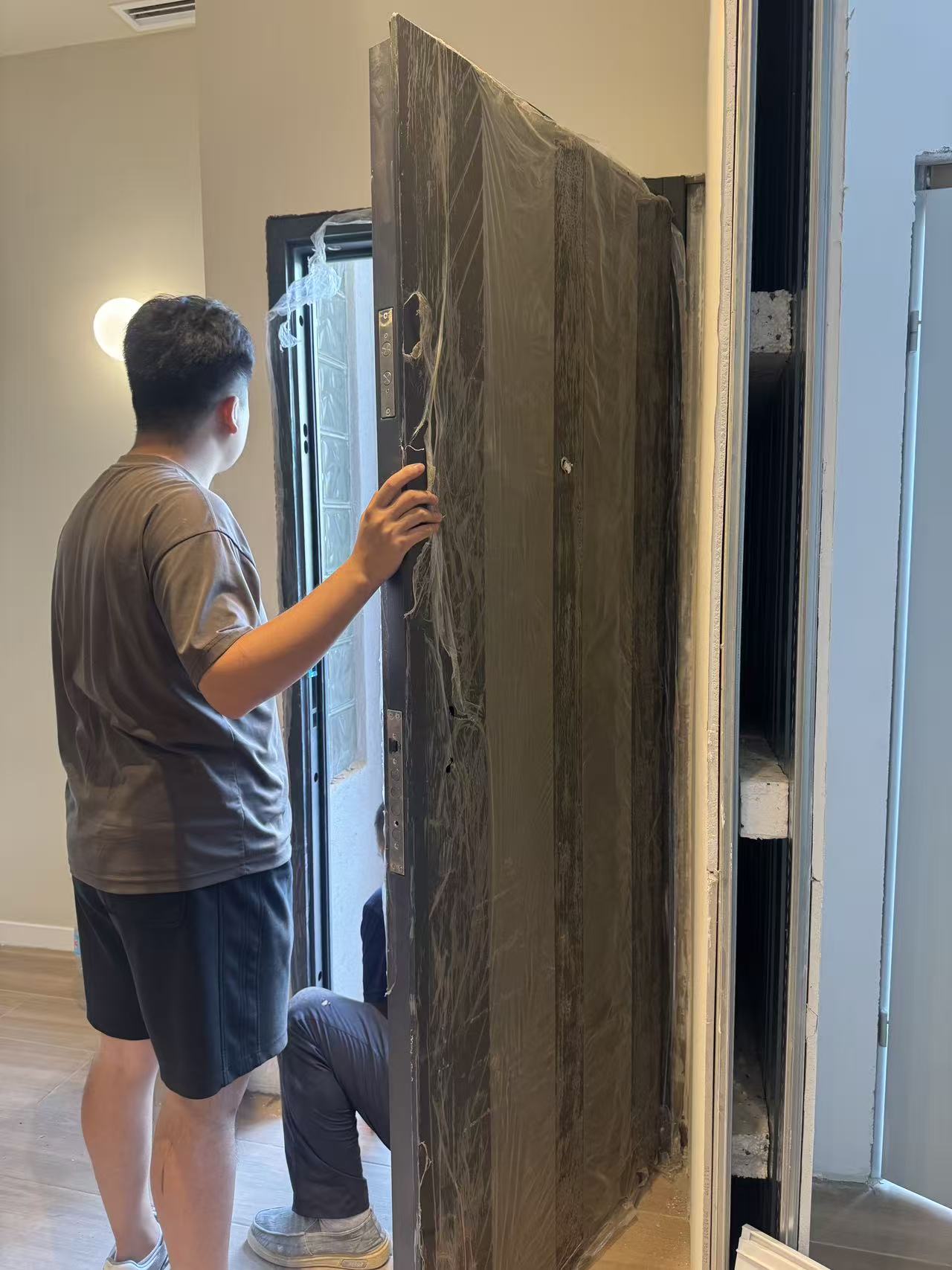 Colocación de la puerta durante la instalación