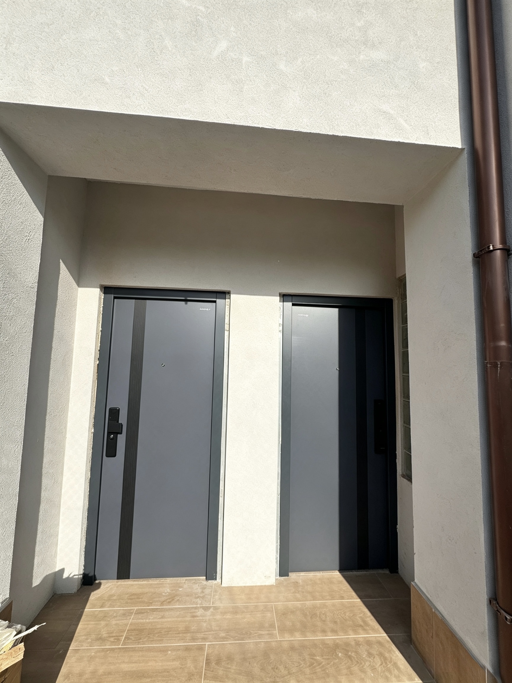 Puertas de seguridad instaladas en la entrada principal del seminario