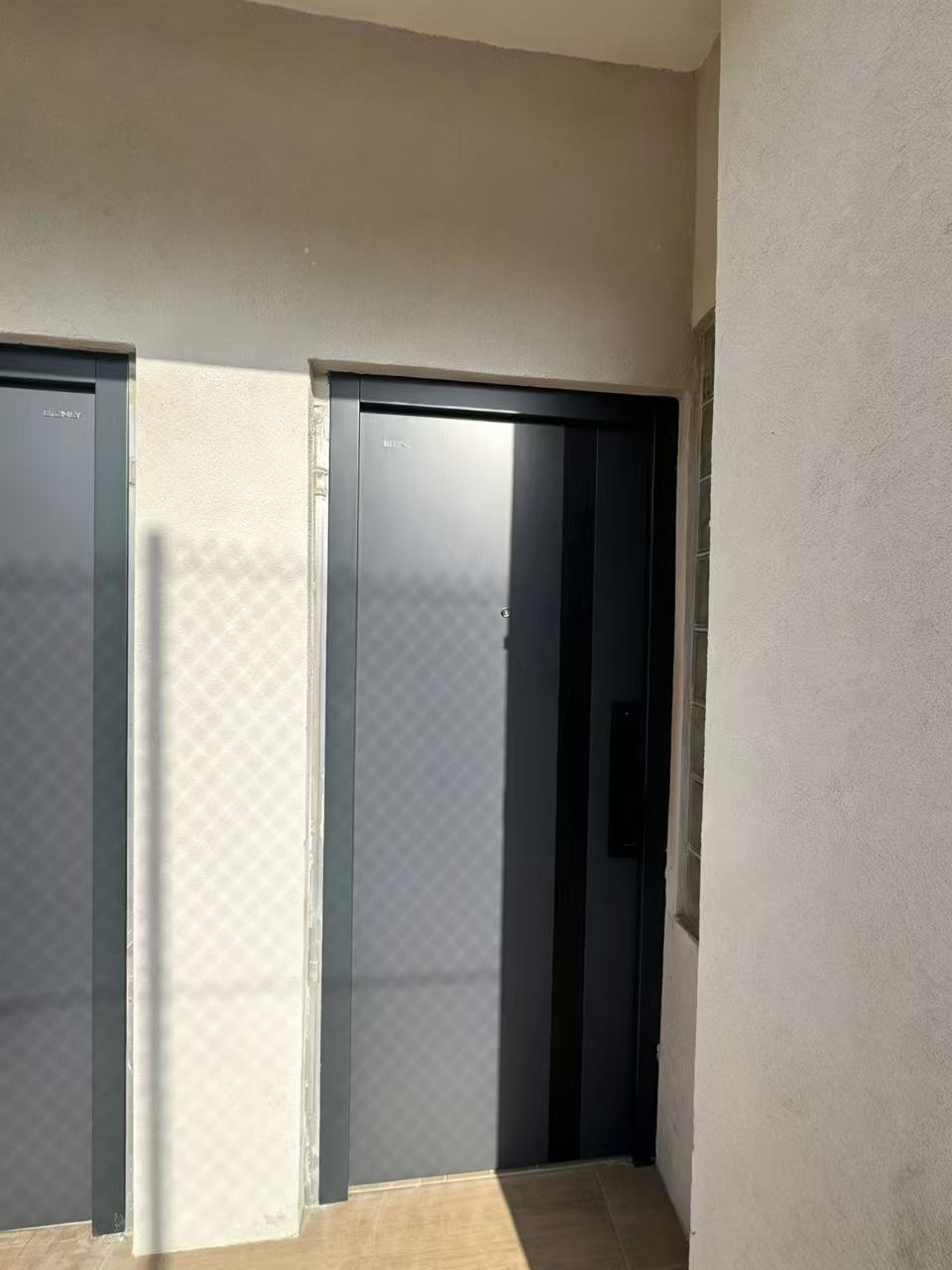 Puerta equipada con cerradura inteligente