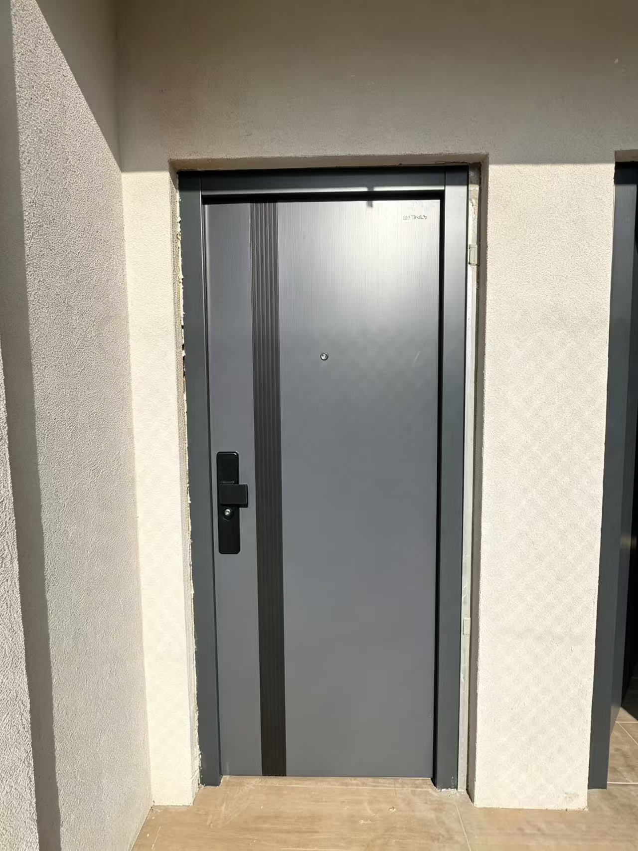 Puerta equipada con cerradura mecánica