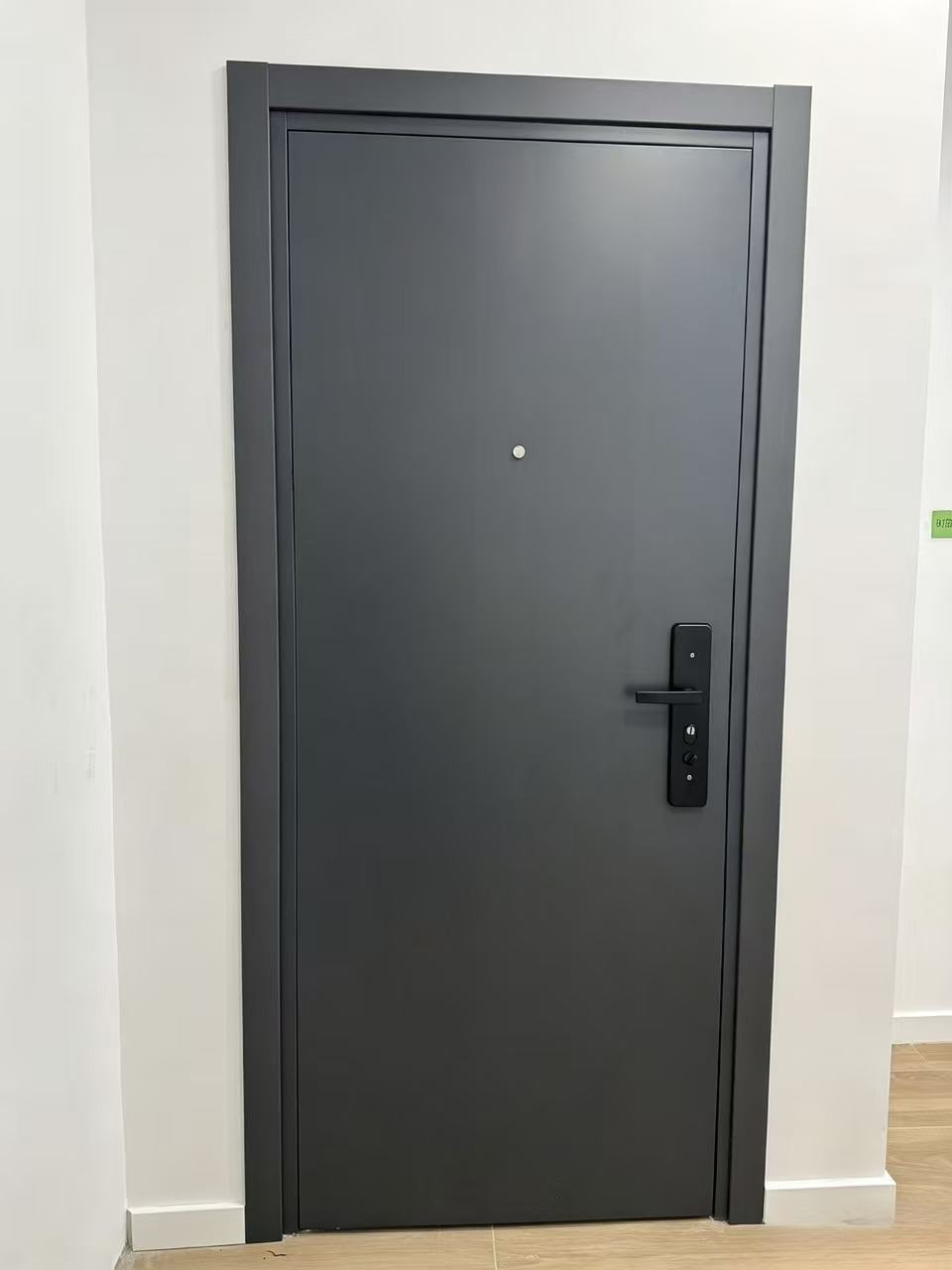 Vista interior de la puerta con cerradura mecánica